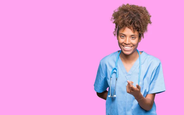 Joven Afroamericana Médico Mujer Sobre Aislado Fondo Beckoning Venir Aquí — Foto de Stock