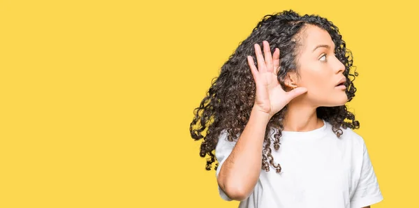 Jonge Mooie Vrouw Met Krullend Haar Dragen Wit Shirt Glimlachend — Stockfoto