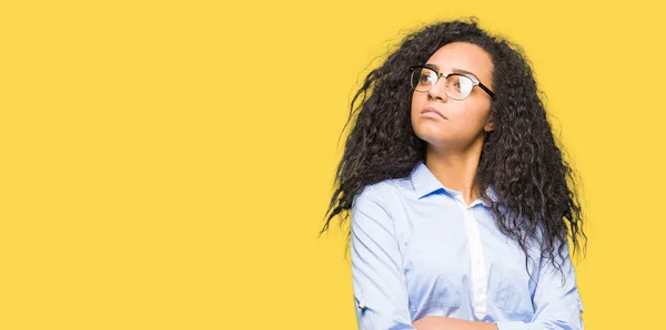 Menina Negócios Bonita Nova Com Cabelo Encaracolado Usando Óculos Sorrindo — Fotografia de Stock