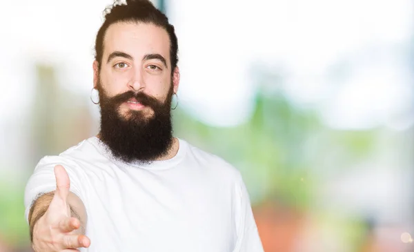Junger Hipster Mann Mit Langen Haaren Und Bart Lässig Weißem — Stockfoto