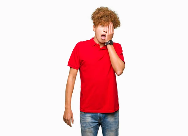 Joven Hombre Guapo Con Pelo Afro Vistiendo Camiseta Roja Yawning —  Fotos de Stock