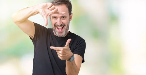 Guapo Mediana Edad Hoary Hombre Mayor Sobre Fondo Aislado Sonriendo — Foto de Stock