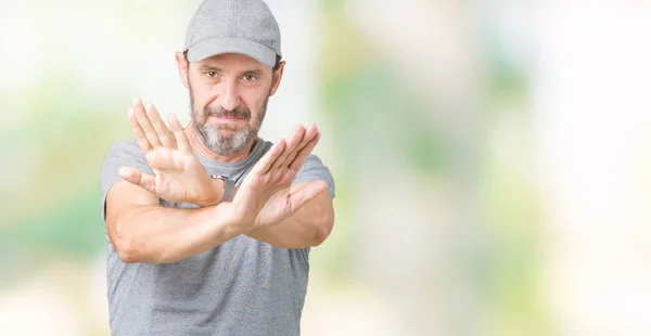 Knappe Middenleeftijd Hoary Senior Man Sport Cap Dragen Geïsoleerde Achtergrond — Stockfoto