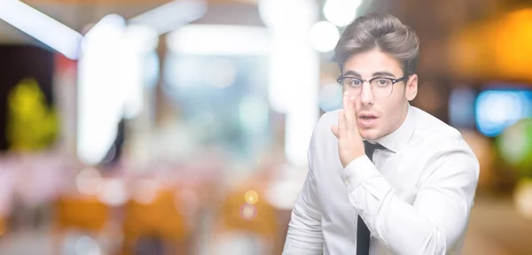 Joven Hombre Negocios Con Gafas Sobre Fondo Aislado Mano Boca — Foto de Stock