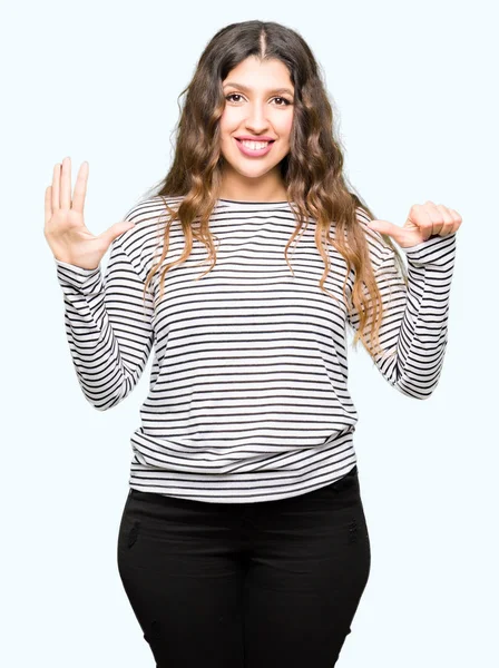 Junge Schöne Frau Trägt Streifen Pullover Und Zeigt Mit Fingern — Stockfoto