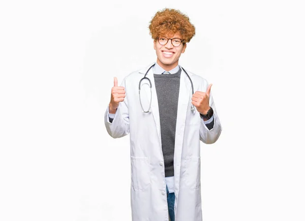 Joven Hombre Médico Guapo Con Signo Éxito Abrigo Médico Haciendo — Foto de Stock