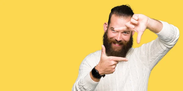 Homem Jovem Hipster Vestindo Camisola Inverno Sorrindo Fazendo Moldura Com — Fotografia de Stock