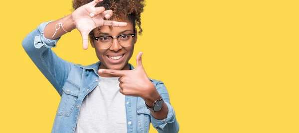 Linda Jovem Afro Americana Vestindo Óculos Sobre Fundo Isolado Sorrindo — Fotografia de Stock