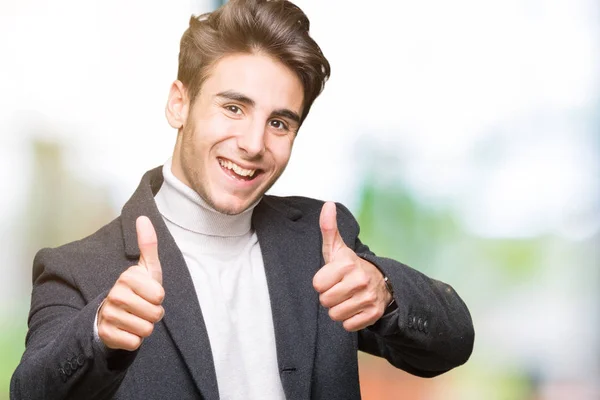 Junger Eleganter Mann Wintermantel Vor Isoliertem Hintergrund Der Positive Geste — Stockfoto