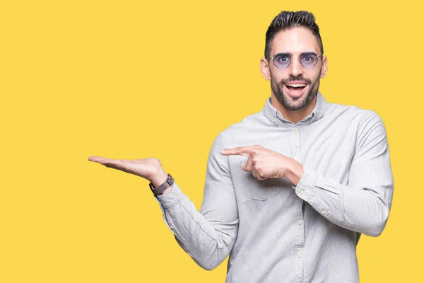 Joven Hombre Guapo Con Gafas Sol Sobre Fondo Aislado Sorprendido — Foto de Stock