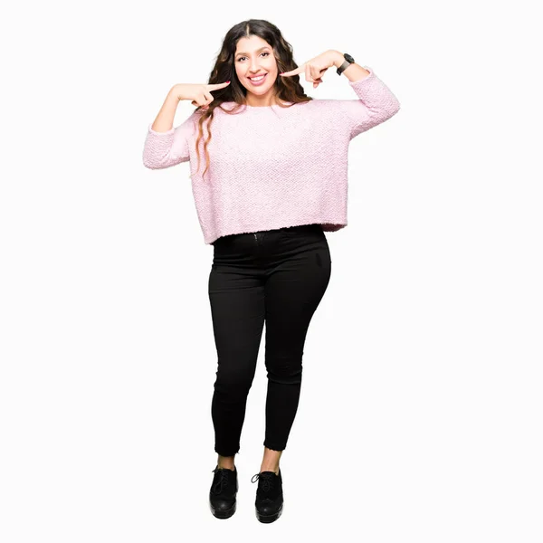 Junge Schöne Frau Rosa Pullover Lächelt Selbstbewusst Und Zeigt Mit — Stockfoto