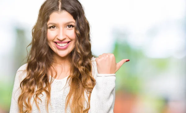 Mujer Hermosa Joven Vistiendo Suéter Blanco Sonriendo Con Cara Feliz —  Fotos de Stock