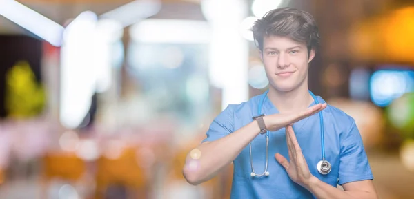 Genç Doktor Yalıtılmış Arka Plan Yapıyor Zaman Aşımı Jest Elle — Stok fotoğraf
