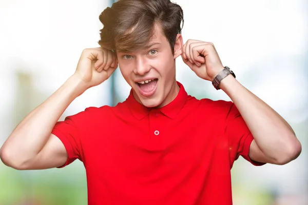 Joven Hombre Guapo Vistiendo Camiseta Roja Sobre Fondo Aislado Sonriendo —  Fotos de Stock