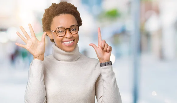 Unga Vackra Afroamerikanska Kvinnan Bär Glasögon Över Isolerade Bakgrund Visar — Stockfoto