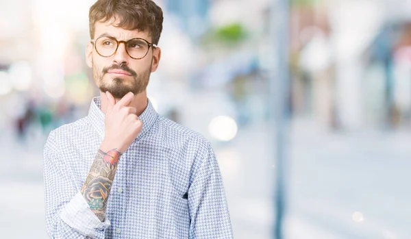 Junger Gutaussehender Mann Mit Brille Vor Isoliertem Hintergrund Die Hand — Stockfoto