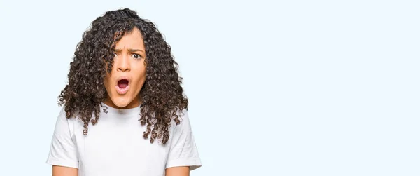 Joven Hermosa Mujer Con Pelo Rizado Vistiendo Camiseta Blanca Cara —  Fotos de Stock