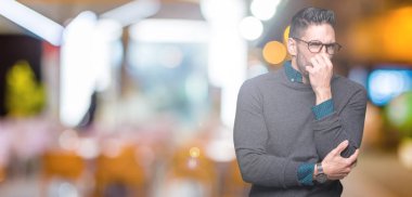 Gözlük takan bir şey pis ve iğrenç kokulu izole arka plan, dayanılmaz koku, holding nefes burun parmaklar ile yakışıklı delikanlı. Kötü kokuyor kavramı.