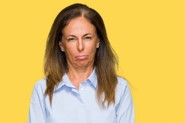 Güzel orta yaş iş yetişkin kadın izole arka plan şüpheci ve sorun nedeniyle gergin, papatyanın üzgün. Negatif kişi.