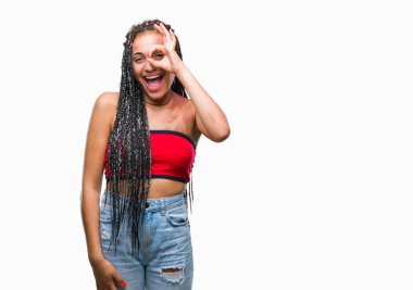 Genç örgülü saç Afrika kökenli Amerikalı pigmentasyon ile gülümseyerek el parmakları ile mutlu yüz üzerinden seyir göz ile ok jest yapıyor izole arka plan üzerinde Doğum işareti leke.