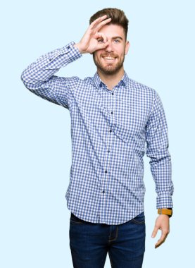 Gülümseyen, parmakları ile mutlu yüz üzerinden seyir göz el ile ok jest yapan genç yakışıklı bussines erkek.