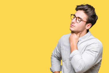 Ağrılı boyun, boğaz grip, kesek ve enfeksiyon dokunmadan genç yakışıklı adam gözlük izole üzerinde arka plan