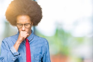 Gözlük ve kırmızı kravat duygu hasta ve öksürük soğuk veya bronşit için semptom olarak takmış afro saçlı genç Afro-Amerikalı iş adamı. Sağlık kavramı.