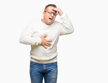 Orta yaş Arap adam gözlüklü üzerinde arka izole hastalık ve ateş, grip ve soğuk, virüs hasta için alın dokunmadan