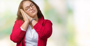 Artı boyutu genç iş kadını güzel üzerinde şık ceket ve gözlük takıyor uyku yorgun hayal ve ile gülümseyen gözleri kapalı iken ellerle birlikte poz arka plan izole.