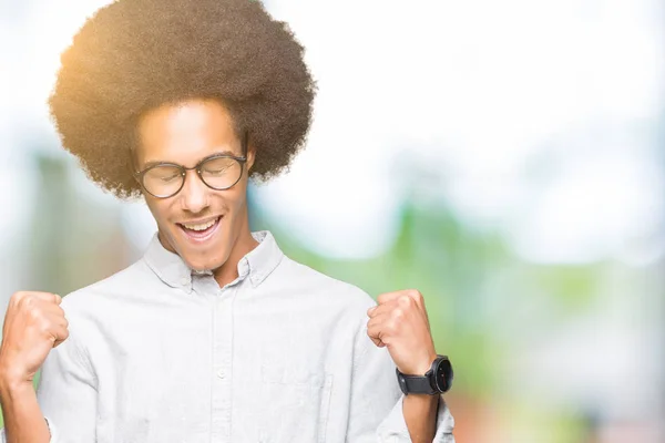 Jovem Afro Americano Com Cabelo Afro Vestindo Óculos Muito Feliz — Fotografia de Stock