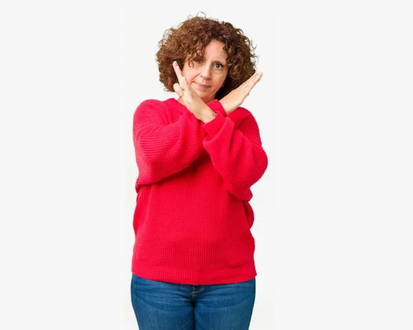美丽的中间年龄的老年妇女红色冬季毛衣在孤立的背景拒绝表达交叉武器做消极的标志 愤怒的面孔 — 图库照片