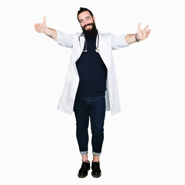 Doctor Long Hair Wearing Medical Coat Stethoscope Looking Camera Smiling — Stock Photo, Image