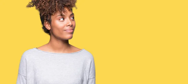 Mooie Jonge Afro Amerikaanse Vrouw Geïsoleerde Achtergrond Glimlachend Uitziende Kant — Stockfoto