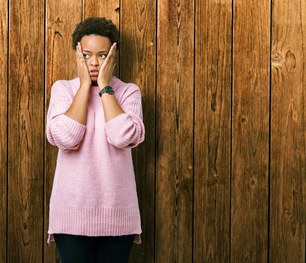 うつ病や悲しみ カバー分離背景疲れて手で美しい若いアフリカ系アメリカ人の女性は動揺し 問題に対するイライラ — ストック写真
