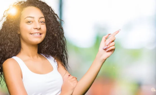 Joven Chica Hermosa Con Pelo Rizado Con Una Gran Sonrisa — Foto de Stock