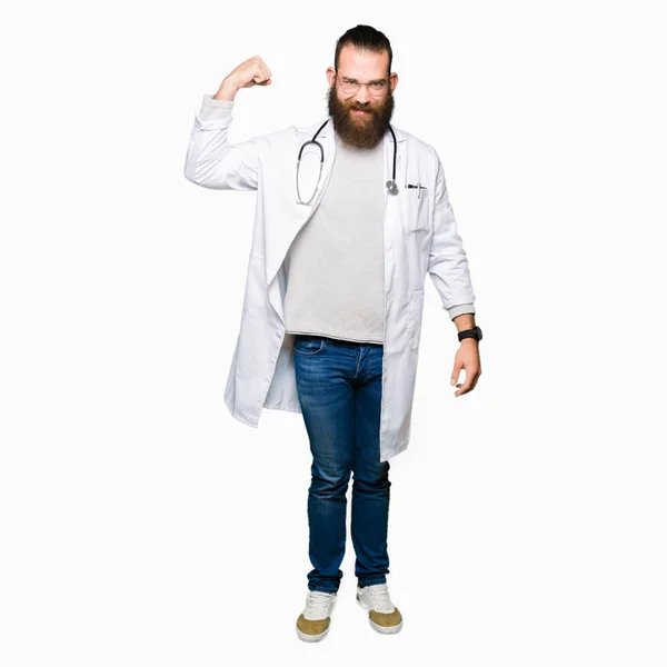 Ung Blond Läkare Mannen Med Skägg Bär Medicinsk Coat Stark — Stockfoto