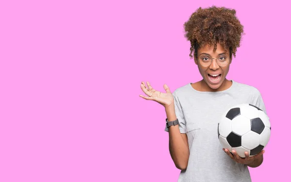 Jovem Afro Americana Segurando Bola Futebol Sobre Fundo Isolado Muito — Fotografia de Stock