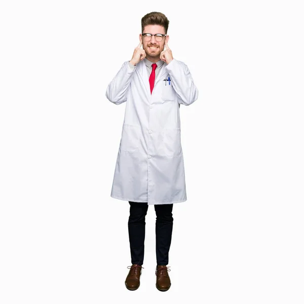 Mladý Pohledný Vědec Muž Nosí Brýle Pokrývající Uši Prsty Otrávený — Stock fotografie
