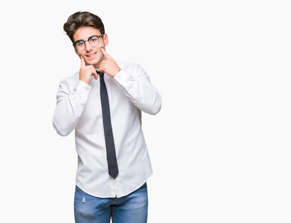 若いビジネス人が分離で眼鏡をかけて背景笑顔口を開けて 指を指すと 陽気な笑顔を強制 — ストック写真