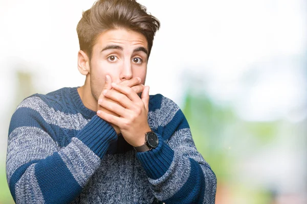 Jovem Homem Bonito Sobre Fundo Isolado Chocou Cobrindo Boca Com — Fotografia de Stock