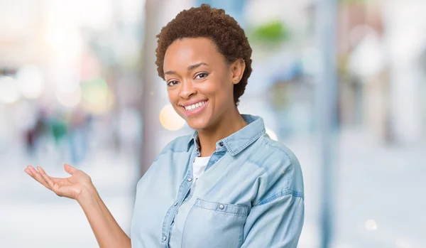 Jonge Mooie Afrikaanse Amerikaanse Vrouw Geïsoleerde Achtergrond Uitnodigen Glimlachen Natuurlijke — Stockfoto