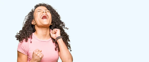 Junge Schöne Frau Mit Lockigem Haar Trägt Rosa Shirt Sehr — Stockfoto