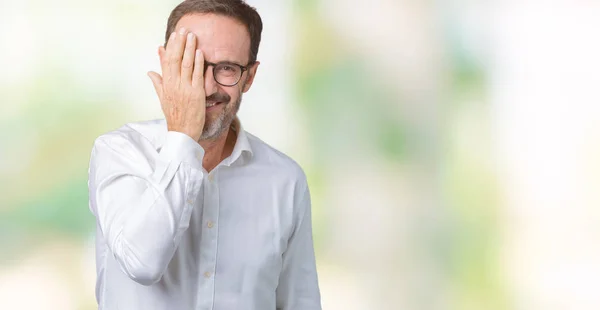 얼굴과 놀라운 감정에 미소와 손으로 안경을 잘생긴 우아한 비즈니스 — 스톡 사진