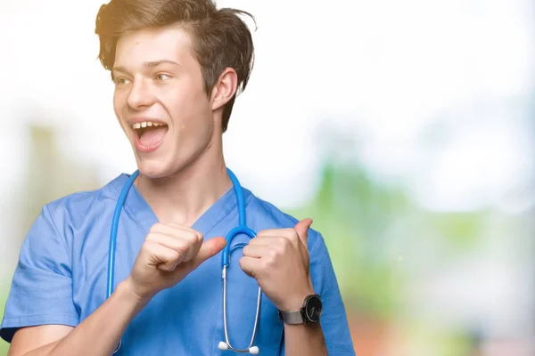 Jeune Médecin Portant Uniforme Médical Sur Fond Isolé Pointant Vers — Photo