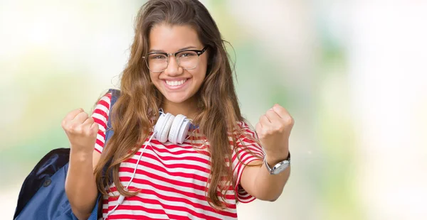 Joven Hermosa Estudiante Morena Con Auriculares Mochila Sobre Fondo Aislado — Foto de Stock