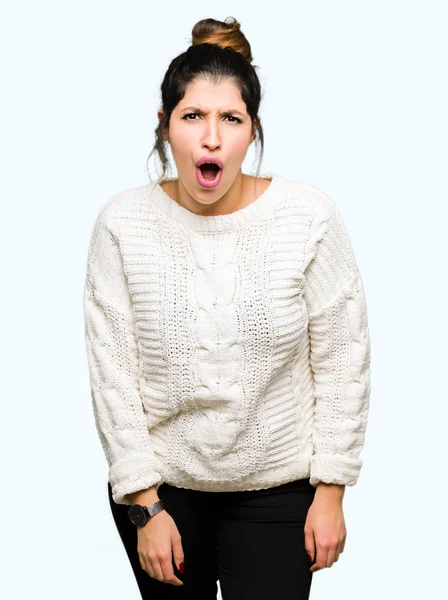 Junge Schöne Frau Trägt Winterpullover Angst Und Schockiert Mit Überraschtem — Stockfoto