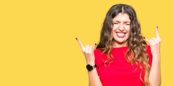 Junge Schöne Frau Lässigem Shirt Mit Verrücktem Gesichtsausdruck Die Rock — Stockfoto