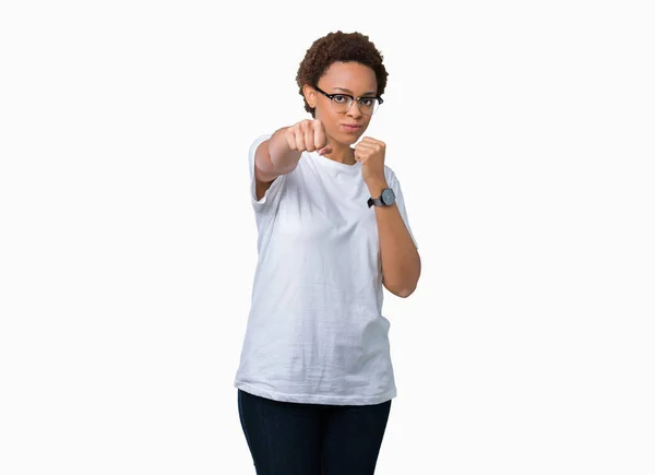 Hermosa Mujer Afroamericana Joven Con Gafas Sobre Fondo Aislado Puñetazo —  Fotos de Stock