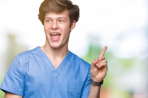 Jovem Médico Vestindo Uniforme Médico Sobre Fundo Isolado Com Grande — Fotografia de Stock