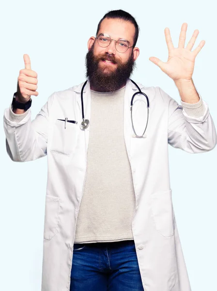 Jeune Homme Blond Médecin Avec Barbe Vêtu Manteau Médical Montrant — Photo